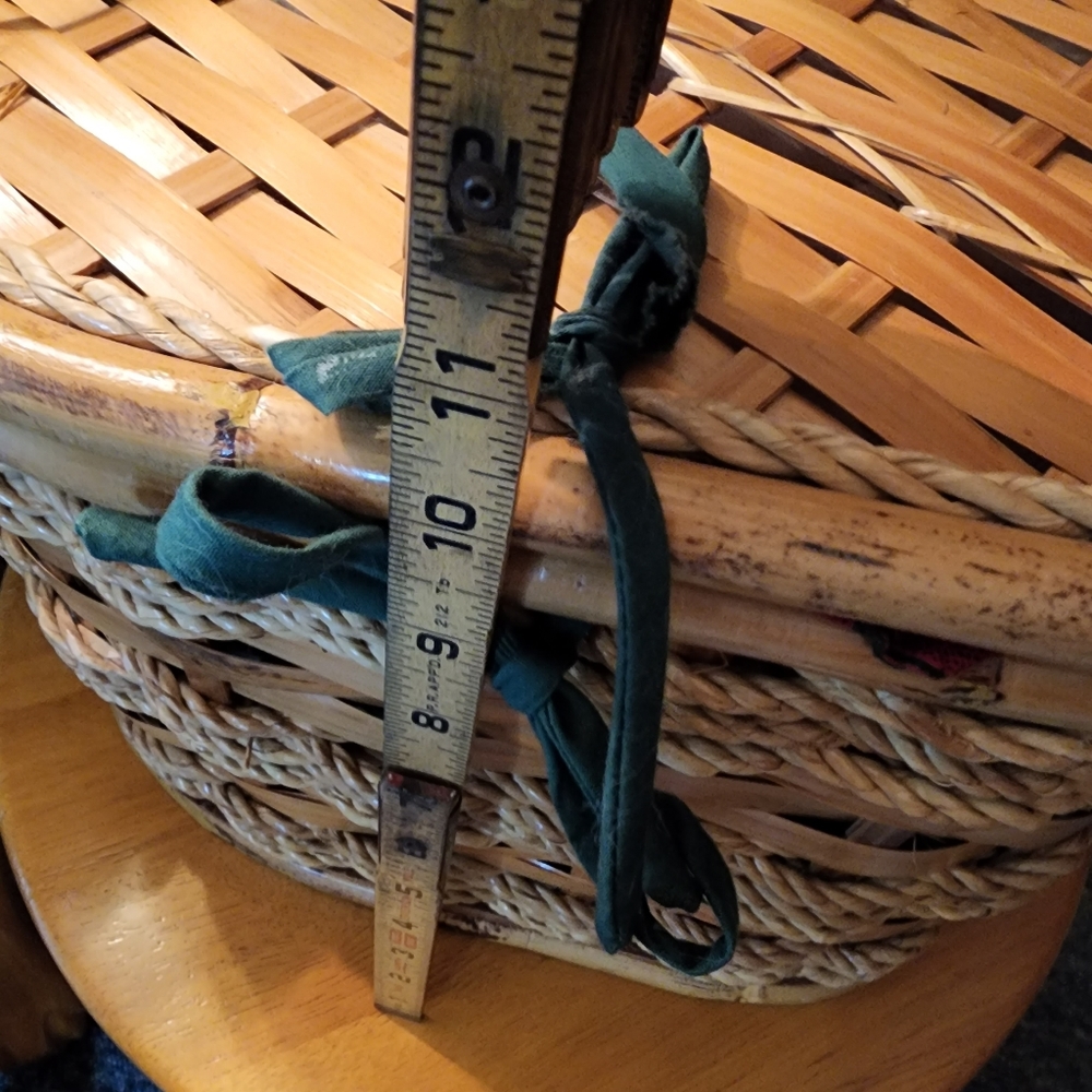 Vintage XL Apple Picnic Basket - Picture 5 of 8